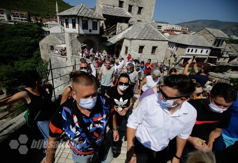 Ugostitelji na Starom mostu - Mostar kroz 2020. s transparentom u rukama